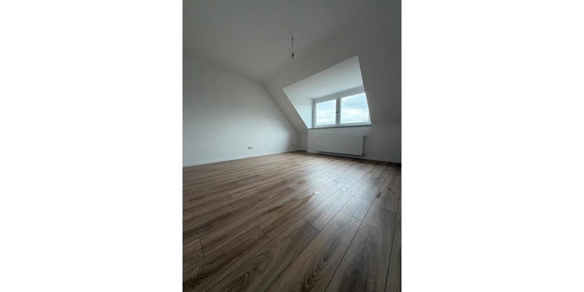Dachgeschoßwohnung Duisburg Mittelmeiderich - 2.5 Zimmer, 78 m&sup2;, 900&euro; | Angebot:25986186