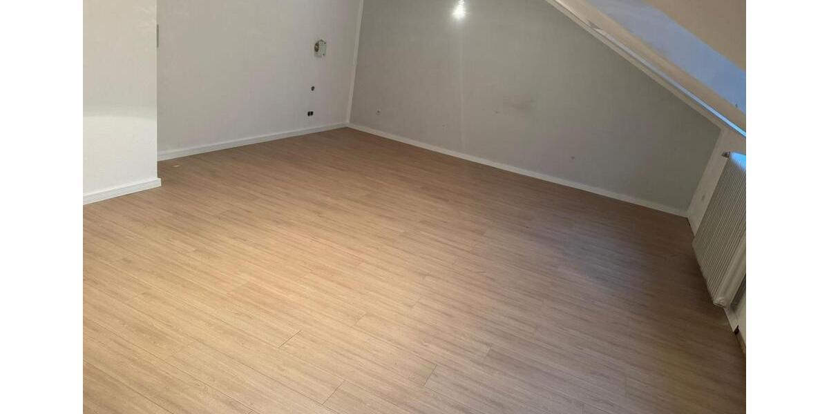 Dachgeschoßwohnung Grevenbroich - 2.5 Zimmer, 96 m&sup2;, 720&euro; | Angebot:25057385