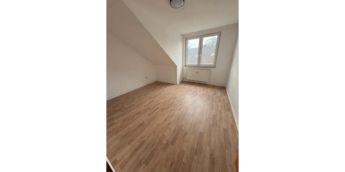 Dachgeschoßwohnung Duisburg Mittelmeiderich - 3 Zimmer, 75 m&sup2;, 750&euro; | Angebot:26491259