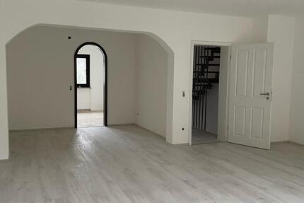 Haus Düsseldorf Stadtbezirk 3 - 5 Zimmer, 165 m&sup2;, 1.800&euro; | Angebot:25967730