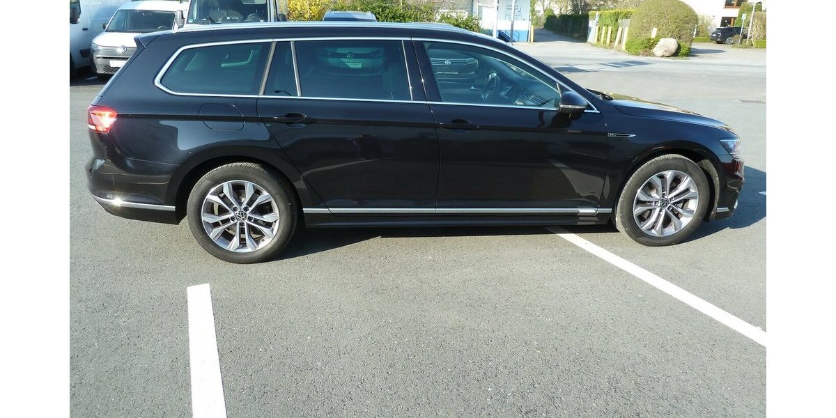 VW Passat Variant R-Line 2.0 TDI DSG Leder Navi LED 135.000 km 21.900 &euro; Ratingen 40885