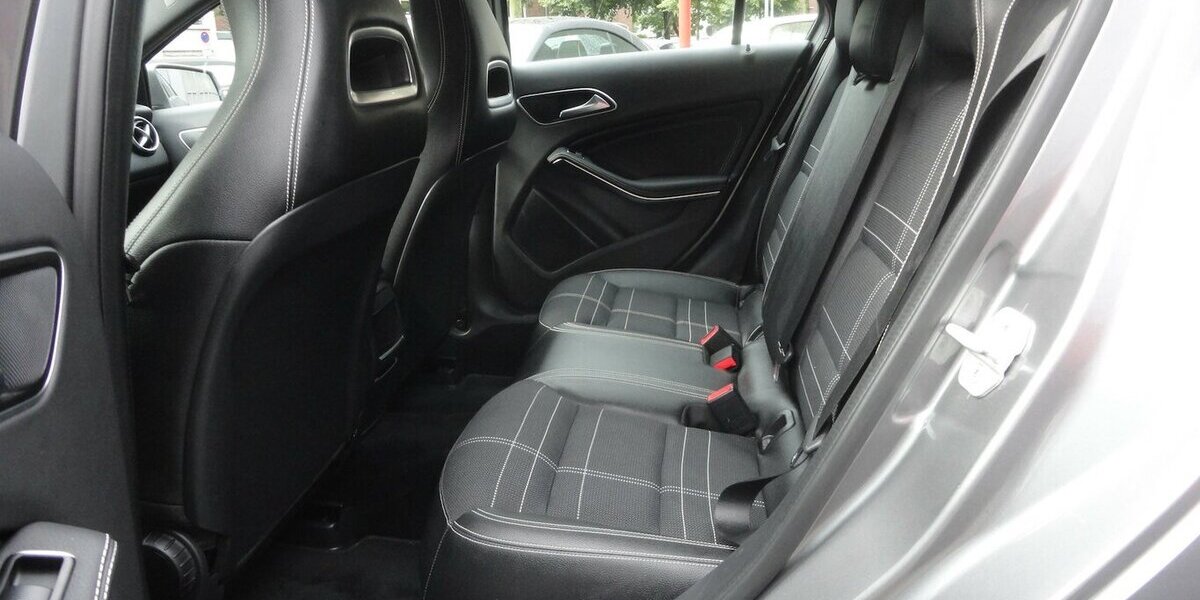 Mercedes-Benz A 180 Urban Autom.Navi Klima PDC SHZ 2.Hd S.Heft 69.000 km 15.999 &euro; Neuss 41462