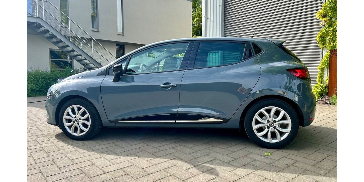 Renault Clio 70.500 km 6.900 &euro; Düsseldorf 40591