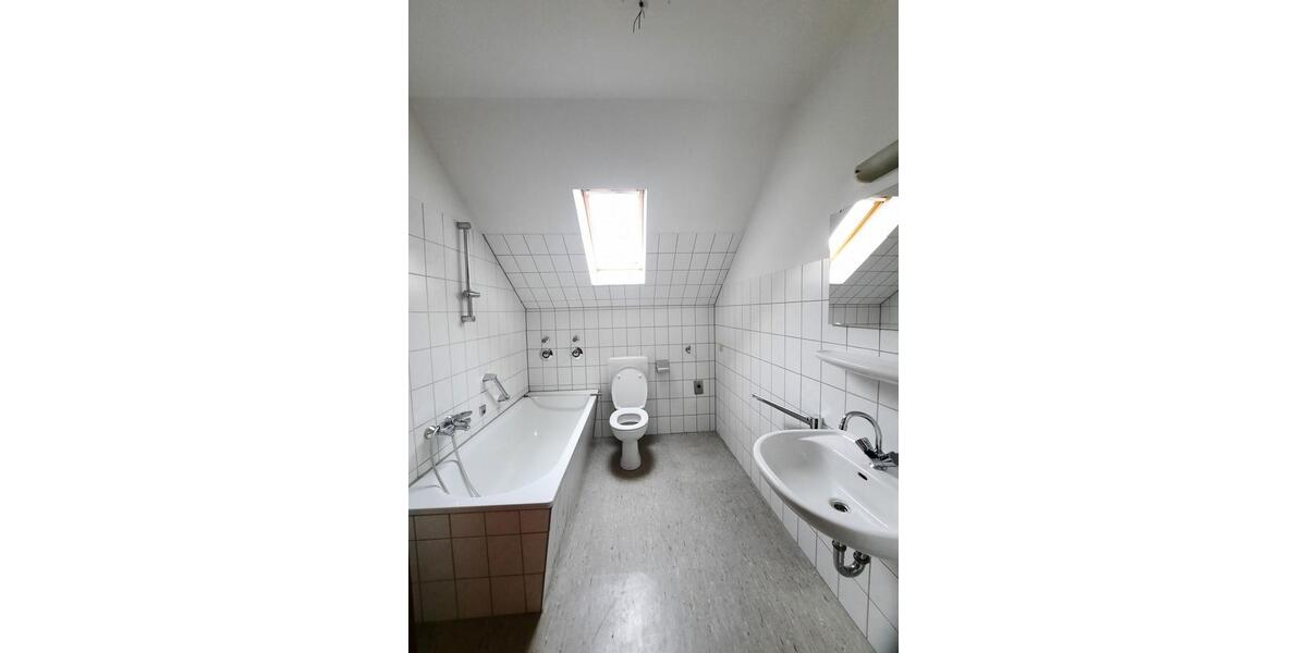 Dachgeschoßwohnung Duisburg Hamborn - 3.5 Zimmer, 69 m&sup2;, 369&euro; | Angebot:24542897