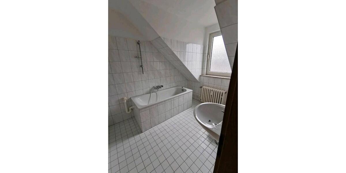 Dachgeschoßwohnung Duisburg Duisburg-Mitte - 5 Zimmer, 110 m&sup2;, 1.250&euro; | Angebot:26553398
