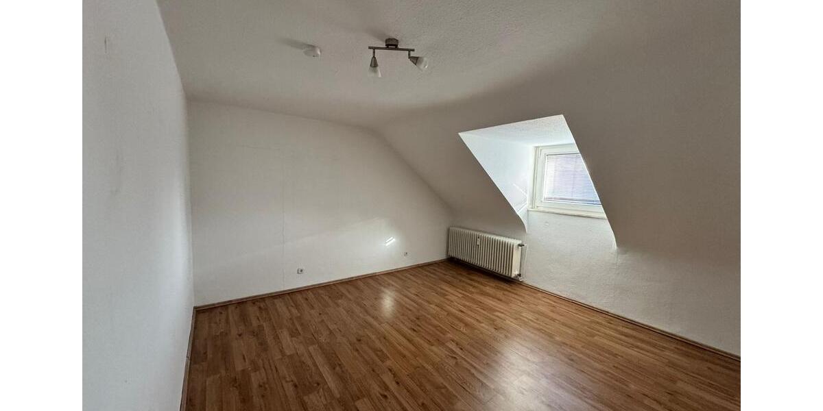 Dachgeschoßwohnung Duisburg Duisburg-Mitte - 4 Zimmer, 86 m&sup2;, 645&euro; | Angebot:25972396