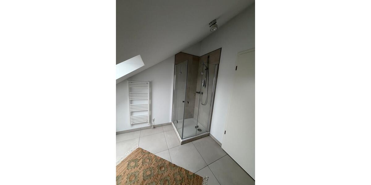 Dachgeschoßwohnung Krefeld Gellep-Stratum - 3.5 Zimmer, 115 m&sup2;, 1.900&euro; | Angebot:25205244