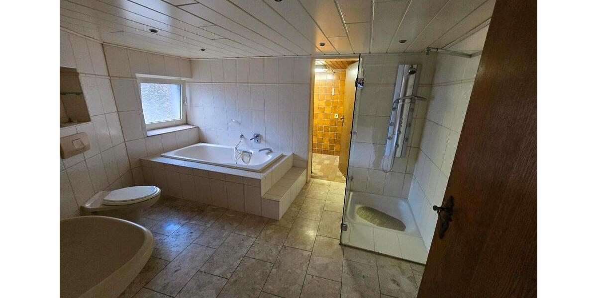 Erdgeschoßwohnung Duisburg Hamborn - 5 Zimmer, 166 m&sup2;, 175.000&euro; | Angebot:26480561