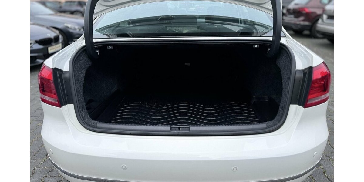 VW Passat 2,0 TDI Highline / Leder / SHD / Keyless 228.000 km 11.390 &euro; Mönchengladbach 41066