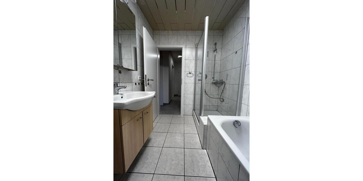 Erdgeschoßwohnung Moers - 3 Zimmer, 92 m&sup2;, 1.100&euro; | Angebot:25903455