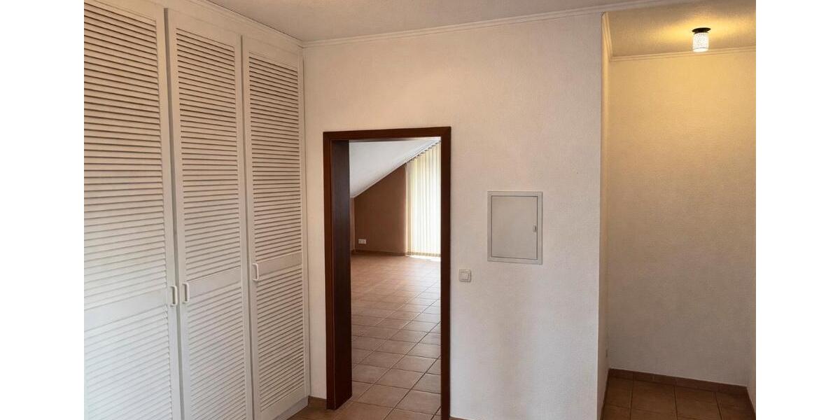 Dachgeschoßwohnung Mönchengladbach Süd - 3.5 Zimmer, 85 m&sup2;, 1.225&euro; | Angebot:25931861