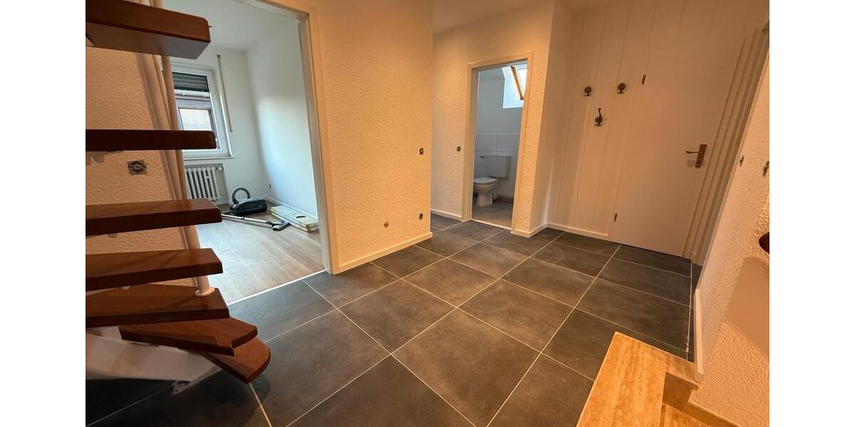 Dachgeschoßwohnung Grefrath - 4 Zimmer, 120 m&sup2;, 1.200&euro; | Angebot:25365398