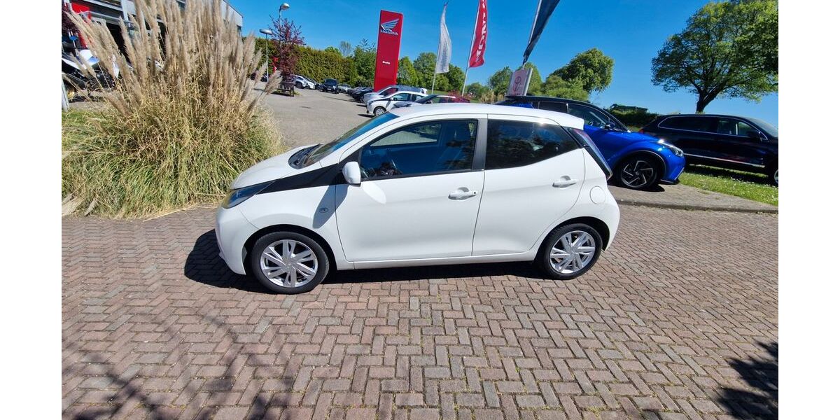Toyota Aygo (X) 73.200 km 6.800 &euro; Ratingen 40882
