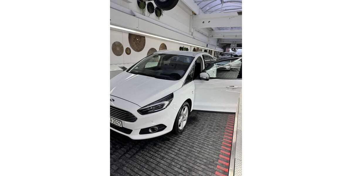 Ford S-Max 121.550 km 18.799 &euro; Duisburg 47053