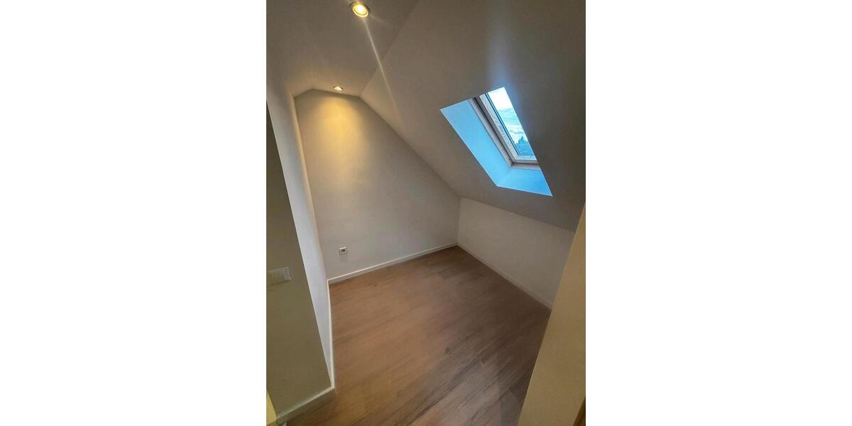 Dachgeschoßwohnung Mönchengladbach Süd - 2.5 Zimmer, 74 m&sup2;, 820&euro; | Angebot:26660538
