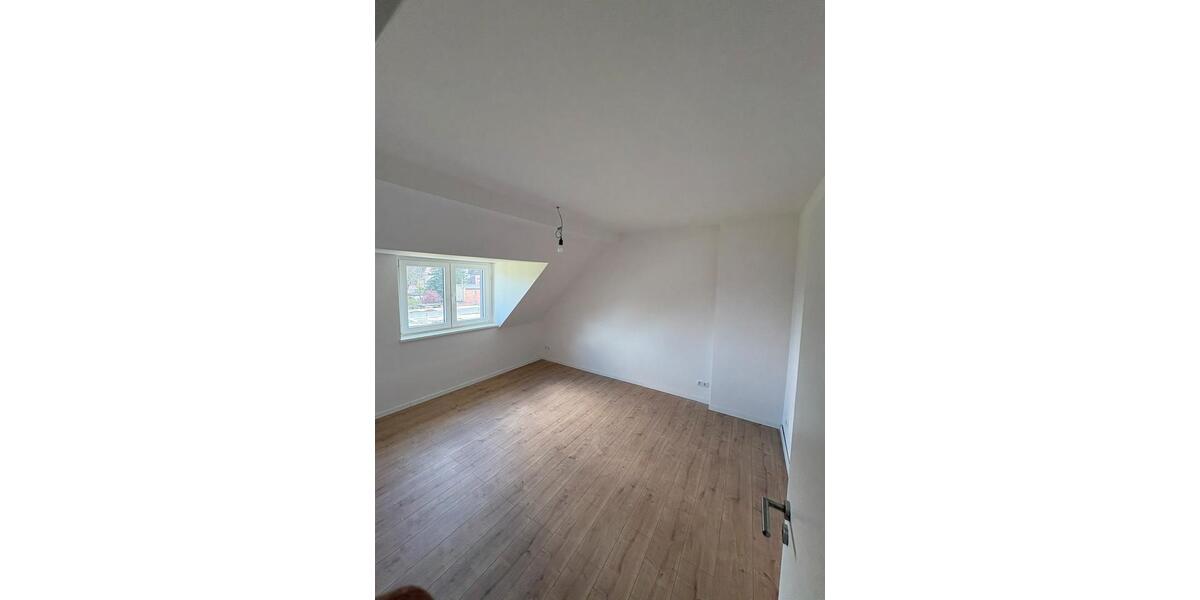 Dachgeschoßwohnung Duisburg Huckingen - 1 Zimmer, 69 m&sup2;, 980&euro; | Angebot:25995549