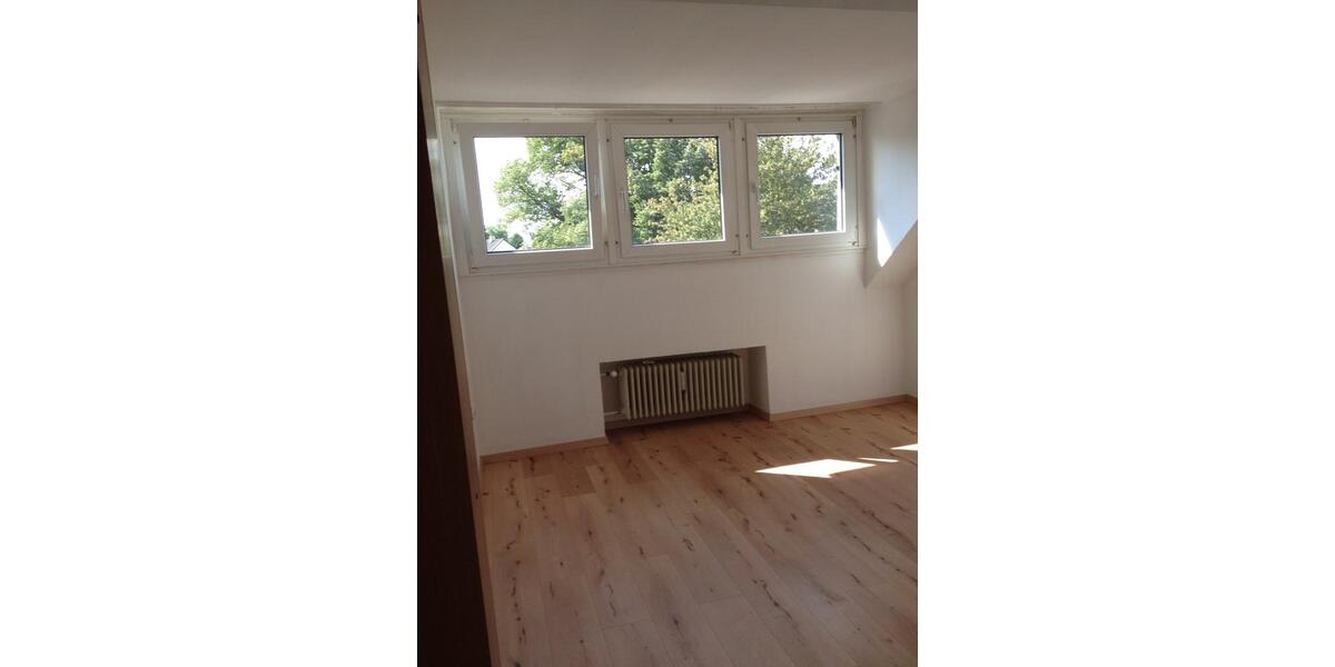 Dachgeschoßwohnung Duisburg Essenberg - 4 Zimmer, 83 m&sup2;, 550&euro; | Angebot:25378652