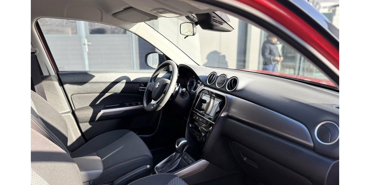 Suzuki Vitara 1.4 Hybrid 4x2 / Automatik / Kamera 35.000 km 21.490 &euro; Mönchengladbach 41066